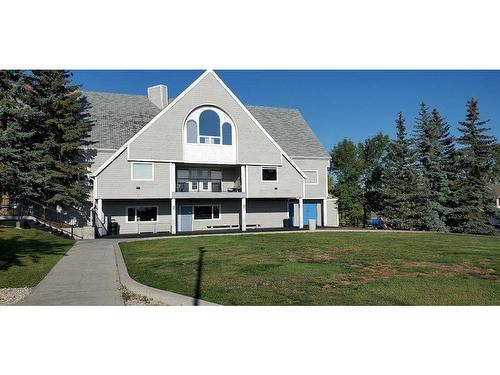 40 Strathearn Rise Sw, Calgary, AB - Outdoor With Facade