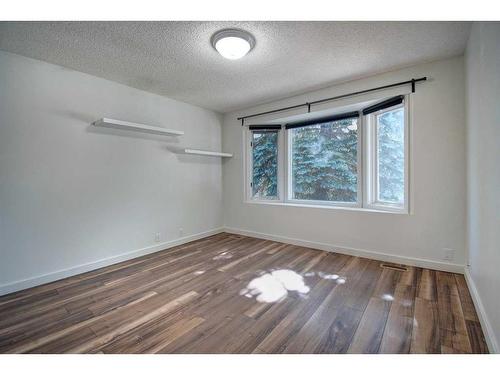 40 Strathearn Rise Sw, Calgary, AB - Indoor Photo Showing Other Room