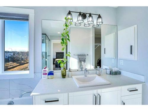 937 Midtown Avenue Sw, Airdrie, AB - Indoor Photo Showing Bathroom