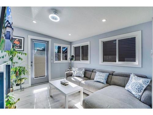 16 Pasadena Gardens Ne, Calgary, AB - Indoor Photo Showing Living Room