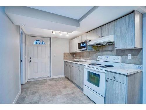 16 Pasadena Gardens Ne, Calgary, AB - Indoor Photo Showing Kitchen