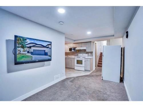 16 Pasadena Gardens Ne, Calgary, AB - Indoor Photo Showing Kitchen