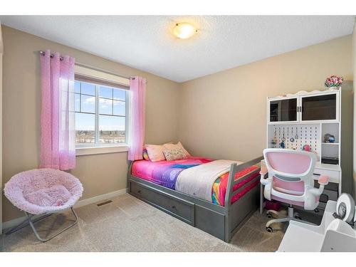 638 Coopers Drive Sw, Airdrie, AB - Indoor Photo Showing Bedroom