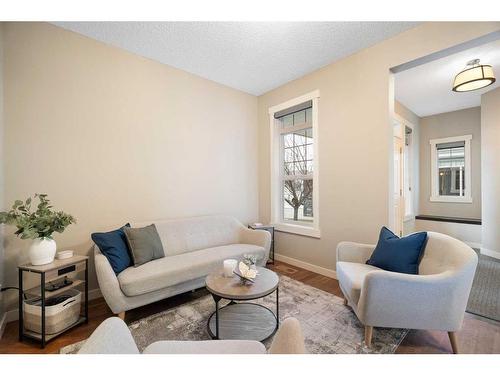 638 Coopers Drive Sw, Airdrie, AB - Indoor Photo Showing Living Room