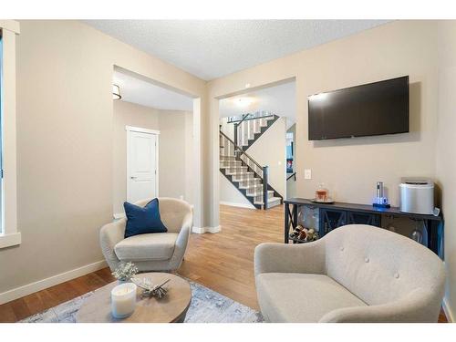 638 Coopers Drive Sw, Airdrie, AB - Indoor Photo Showing Living Room