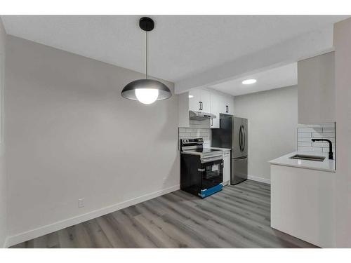 37-195 Manora Place Ne, Calgary, AB - Indoor Photo Showing Kitchen