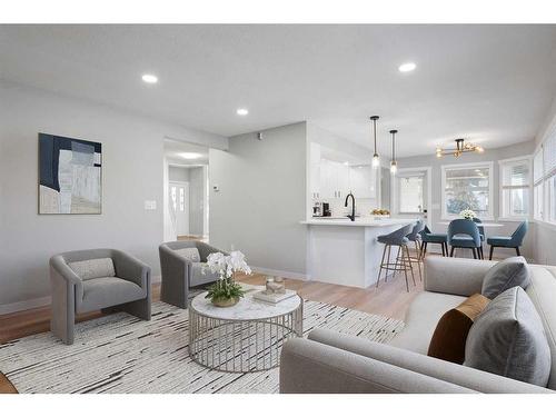 103 Scandia Bay Nw, Calgary, AB - Indoor Photo Showing Living Room