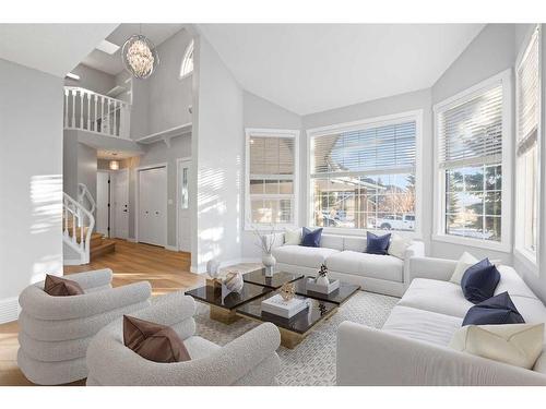 103 Scandia Bay Nw, Calgary, AB - Indoor Photo Showing Living Room