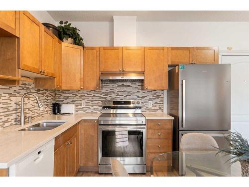 151-333 Riverfront Avenue Se, Calgary, AB - Indoor Photo Showing Kitchen With Double Sink