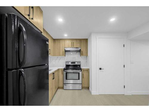 7915 Huntington Street Ne, Calgary, AB - Indoor Photo Showing Kitchen