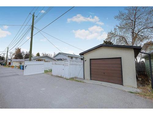 7915 Huntington Street Ne, Calgary, AB - Outdoor