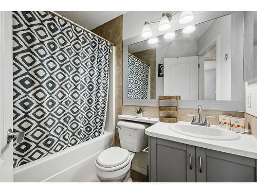 75 Auburn Bay Crescent Se, Calgary, AB - Indoor Photo Showing Bathroom