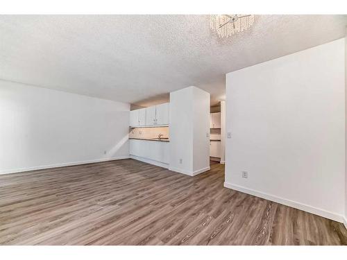 13-3015 51 Street Sw, Calgary, AB - Indoor Photo Showing Other Room