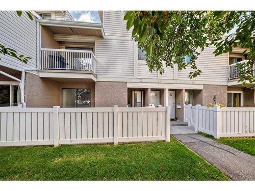 13-3015 51 Street Sw, Calgary, AB - Outdoor