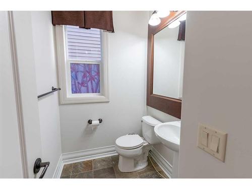 208 Coopers Grove Sw, Airdrie, AB - Indoor Photo Showing Bathroom