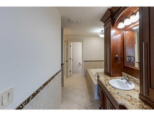 208 Coopers Grove Sw, Airdrie, AB - Indoor Photo Showing Bathroom