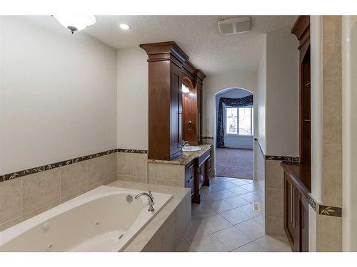 208 Coopers Grove Sw, Airdrie, AB - Indoor Photo Showing Bathroom