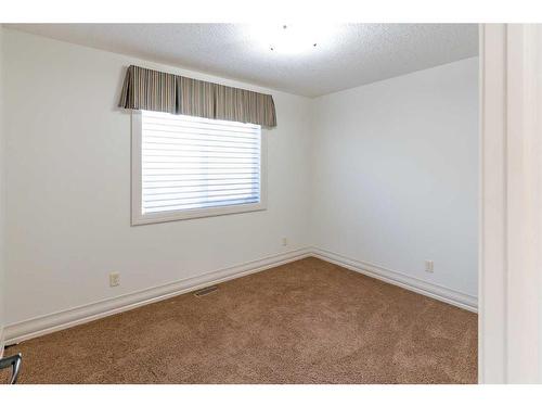 208 Coopers Grove Sw, Airdrie, AB - Indoor Photo Showing Other Room