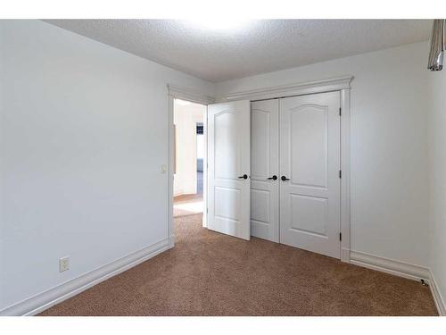 208 Coopers Grove Sw, Airdrie, AB - Indoor Photo Showing Other Room