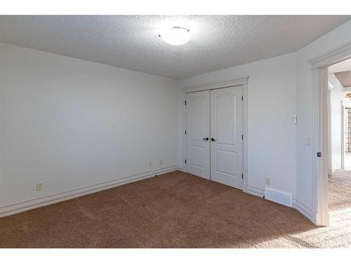 208 Coopers Grove Sw, Airdrie, AB - Indoor Photo Showing Other Room