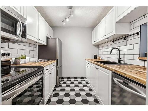 305-540 18 Avenue Sw, Calgary, AB - Indoor Photo Showing Kitchen With Stainless Steel Kitchen