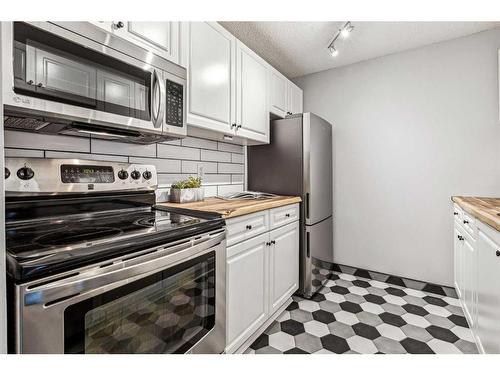 305-540 18 Avenue Sw, Calgary, AB - Indoor Photo Showing Kitchen With Double Sink