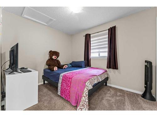 17 Martinvalley Crescent Ne, Calgary, AB - Indoor Photo Showing Bedroom