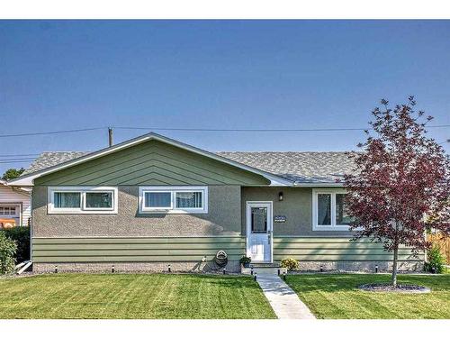 5210 44 Street, Olds, AB - Outdoor