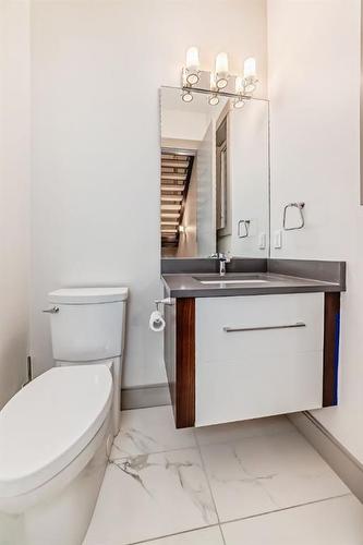 2410 30 Avenue Sw, Calgary, AB - Indoor Photo Showing Bathroom