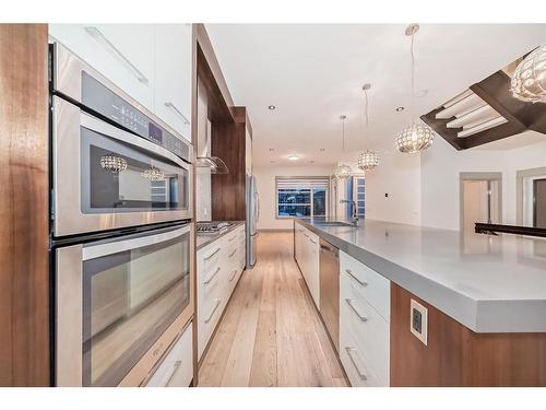 2410 30 Avenue Sw, Calgary, AB - Indoor Photo Showing Kitchen With Upgraded Kitchen