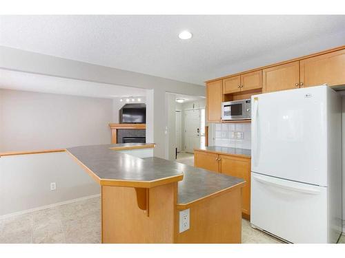 209 Douglas Glen Boulevard Se, Calgary, AB - Indoor Photo Showing Kitchen