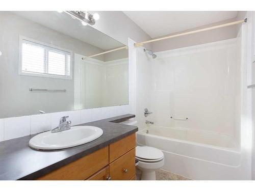 209 Douglas Glen Boulevard Se, Calgary, AB - Indoor Photo Showing Bathroom