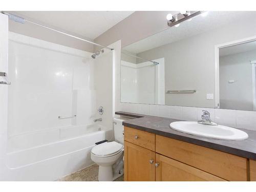 209 Douglas Glen Boulevard Se, Calgary, AB - Indoor Photo Showing Bathroom