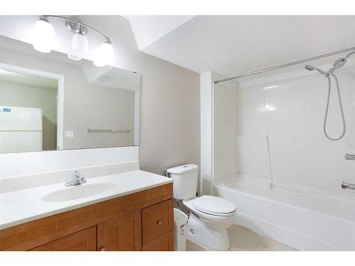 209 Douglas Glen Boulevard Se, Calgary, AB - Indoor Photo Showing Bathroom