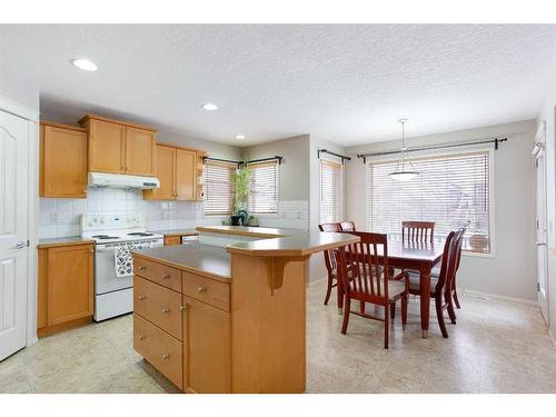 209 Douglas Glen Boulevard Se, Calgary, AB - Indoor Photo Showing Kitchen