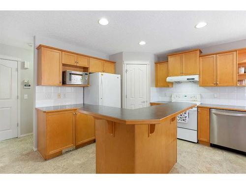 209 Douglas Glen Boulevard Se, Calgary, AB - Indoor Photo Showing Kitchen