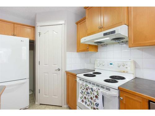 209 Douglas Glen Boulevard Se, Calgary, AB - Indoor Photo Showing Kitchen