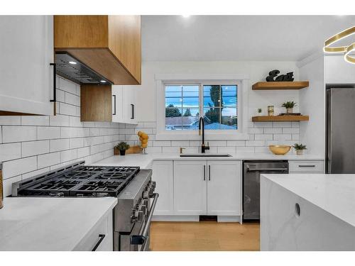 3244 Barr Road Nw, Calgary, AB - Indoor Photo Showing Kitchen With Upgraded Kitchen