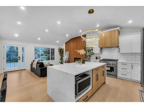 3244 Barr Road Nw, Calgary, AB - Indoor Photo Showing Kitchen With Upgraded Kitchen