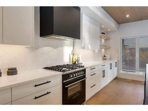 25 Timberline Court Sw, Calgary, AB - Indoor Photo Showing Kitchen With Upgraded Kitchen