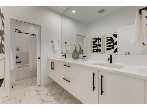 25 Timberline Court Sw, Calgary, AB - Indoor Photo Showing Bathroom