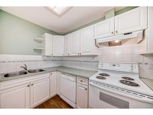 21-7720 39 Avenue Nw, Calgary, AB - Indoor Photo Showing Kitchen With Double Sink