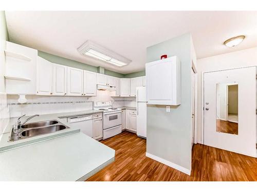 21-7720 39 Avenue Nw, Calgary, AB - Indoor Photo Showing Kitchen