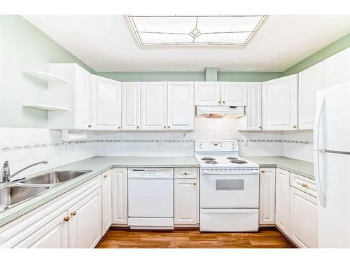 21-7720 39 Avenue Nw, Calgary, AB - Indoor Photo Showing Kitchen