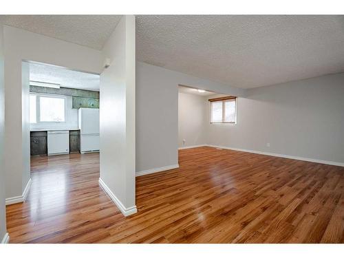 3423 50 Avenue, Innisfail, AB - Indoor Photo Showing Other Room