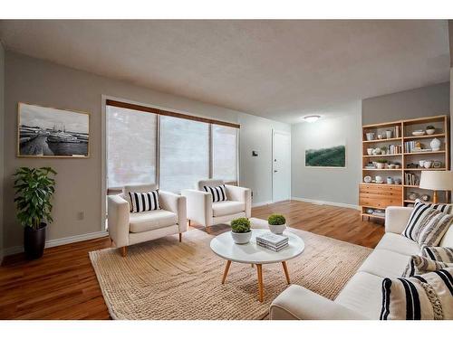 3423 50 Avenue, Innisfail, AB - Indoor Photo Showing Living Room