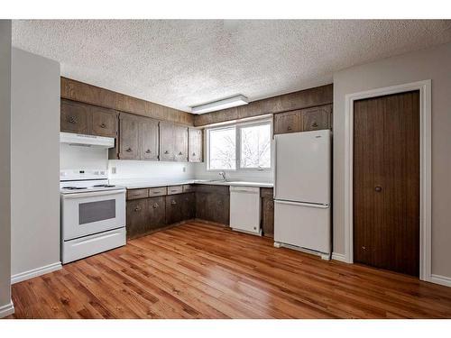 3423 50 Avenue, Innisfail, AB - Indoor Photo Showing Kitchen