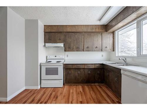 3423 50 Avenue, Innisfail, AB - Indoor Photo Showing Kitchen With Double Sink