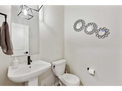 84 Wolf Gate, Okotoks, AB - Indoor Photo Showing Bathroom