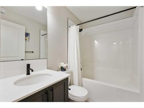 84 Wolf Gate, Okotoks, AB - Indoor Photo Showing Bathroom